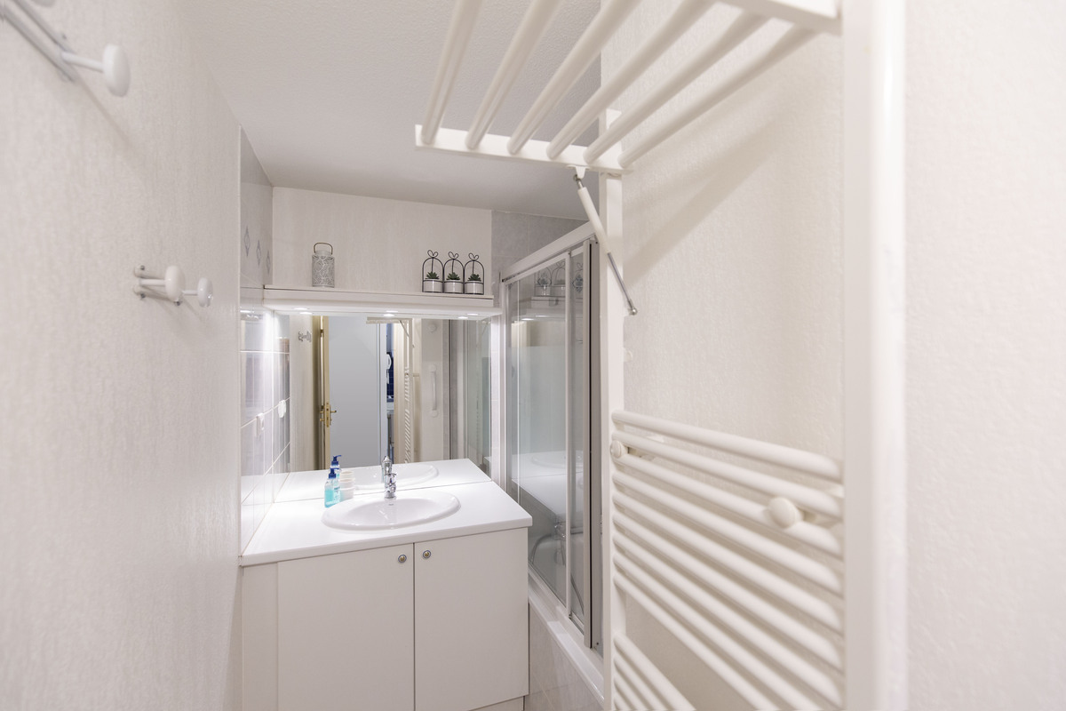 LOCATION_SAINTLARY_T2+_VILLAGE_HYPERCENTRE_SDB_PRATIQUE_CHAUFFESERVIETTES_COSY_FAMILLE_ETE_HIVER